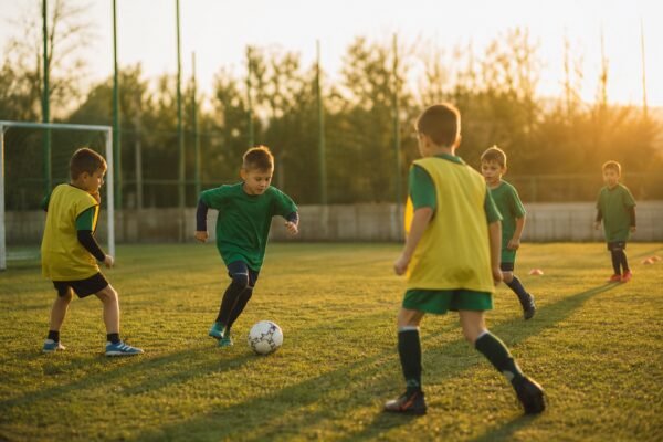 La ce vârstă să înscrii copilul la fotbal — ghid complet