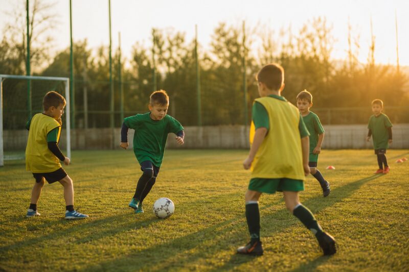 La ce vârstă să înscrii copilul la fotbal — ghid complet