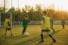 La ce vârstă să înscrii copilul la fotbal — ghid complet